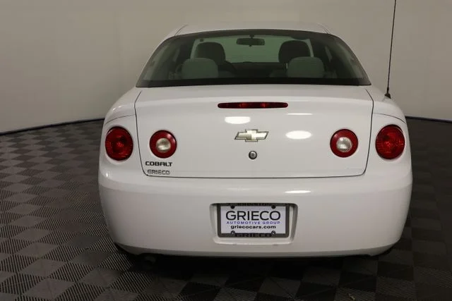 Used 2005 White Chevrolet Base image 7