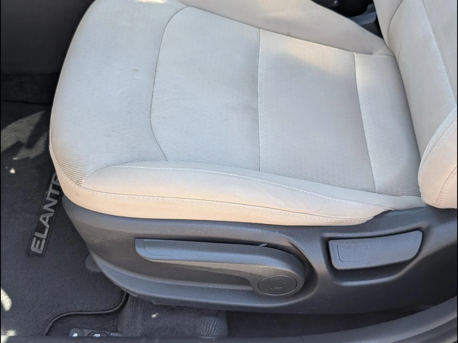 Used 2017 Quartz White Pearl W8 Hyundai SE image 8