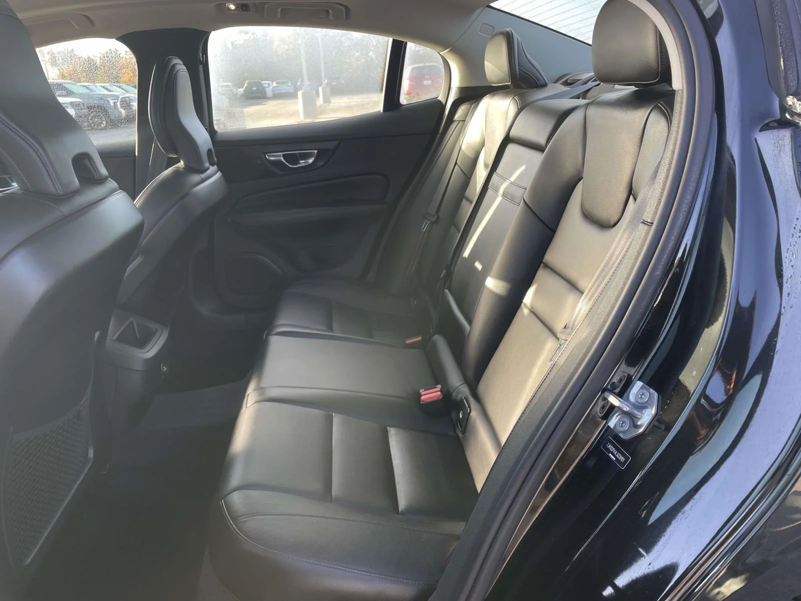 Used 2020 Black Stone Volvo Momentum image 3