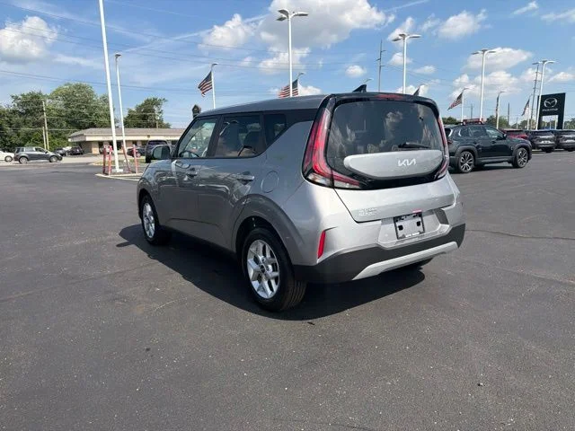Used 2025  Kia LX image 15