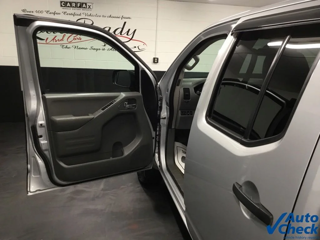 Used 2015 Silver Nissan SV image 19