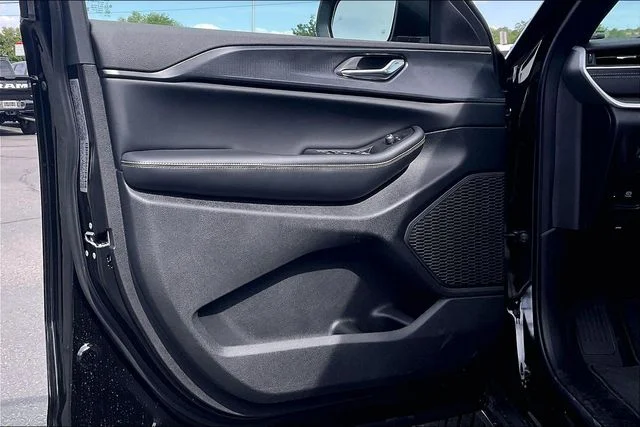 New 2026 Diamond Black Crystal Pearl-Coat Exterior Paint Jeep Laredo image 24