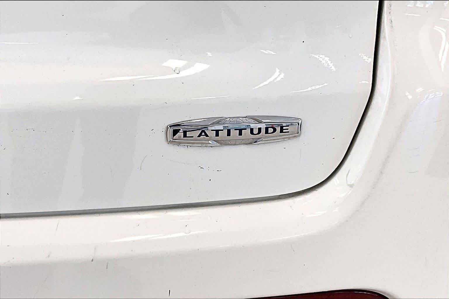 Used 2020 White Clearcoat Jeep Latitude image 26