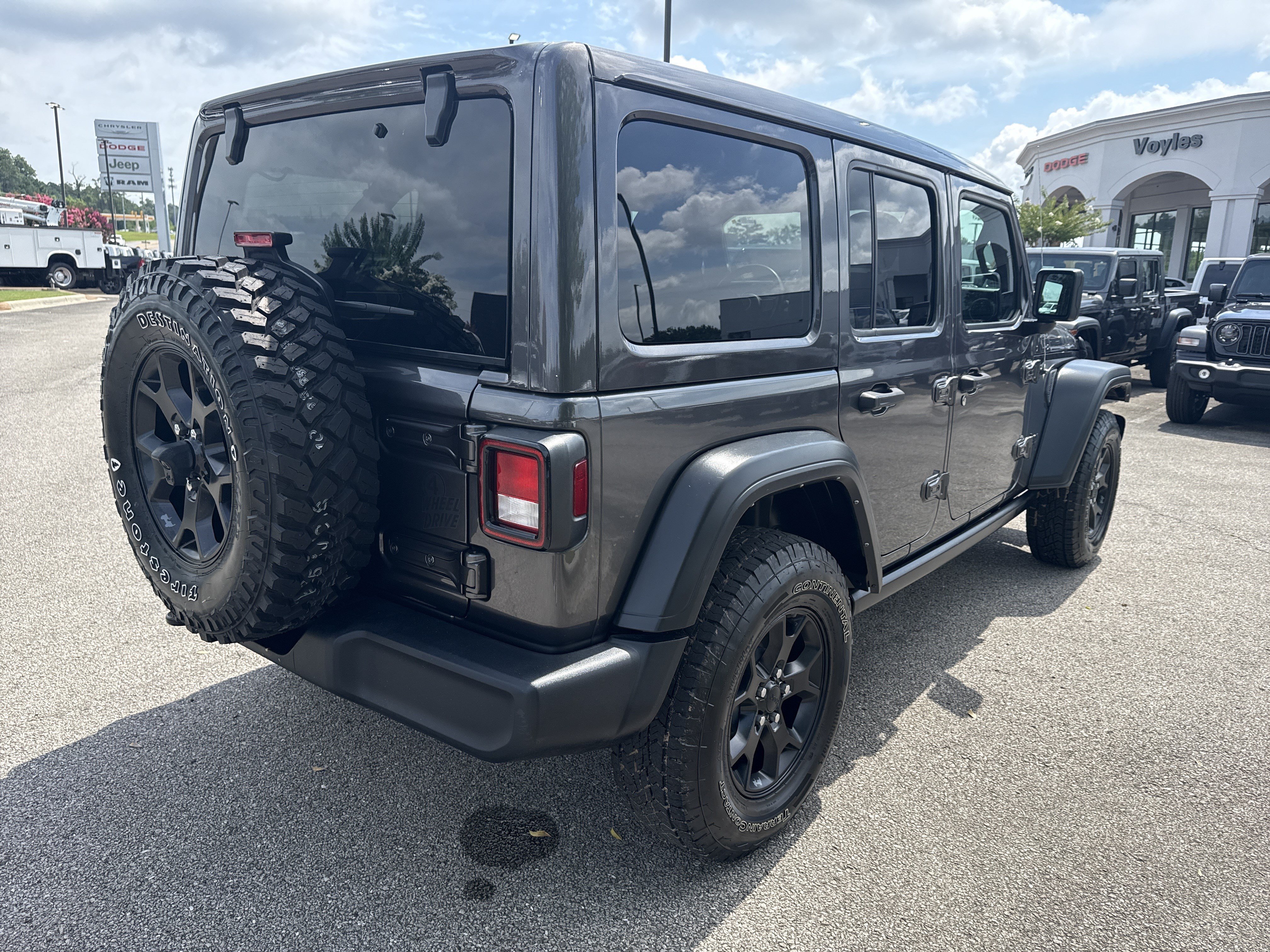 Used 2022 Granite Crystal Metallic Clearcoat Jeep Unlimited Willys image 7