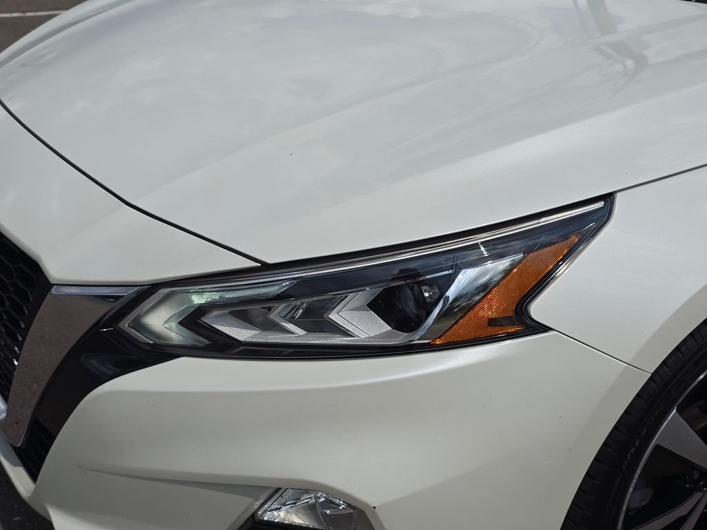 Used 2020 White Nissan 2.5 Platinum image 15