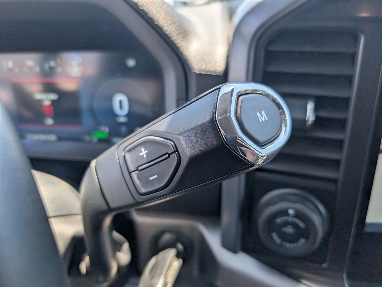 Used 2024 Oxford White Ford XLT image 17
