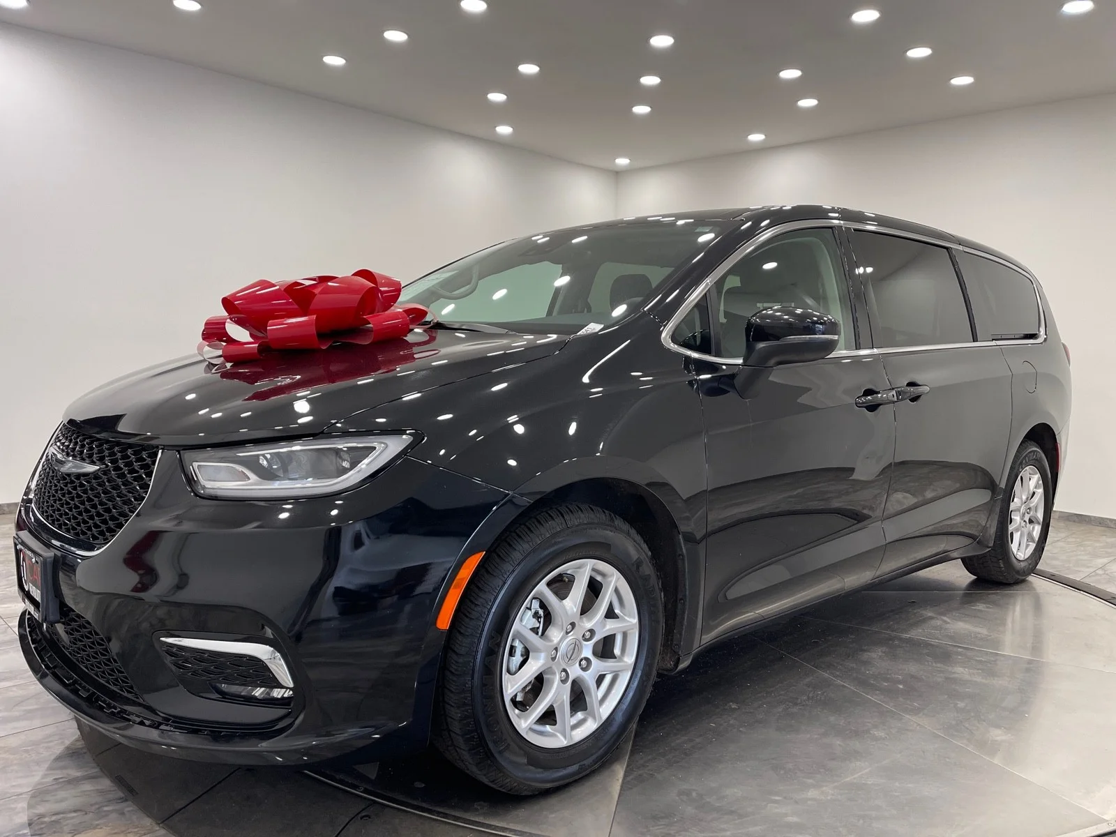 Used 2023 Brilliant Black Crystal Pearlcoat Chrysler Touring L image 3