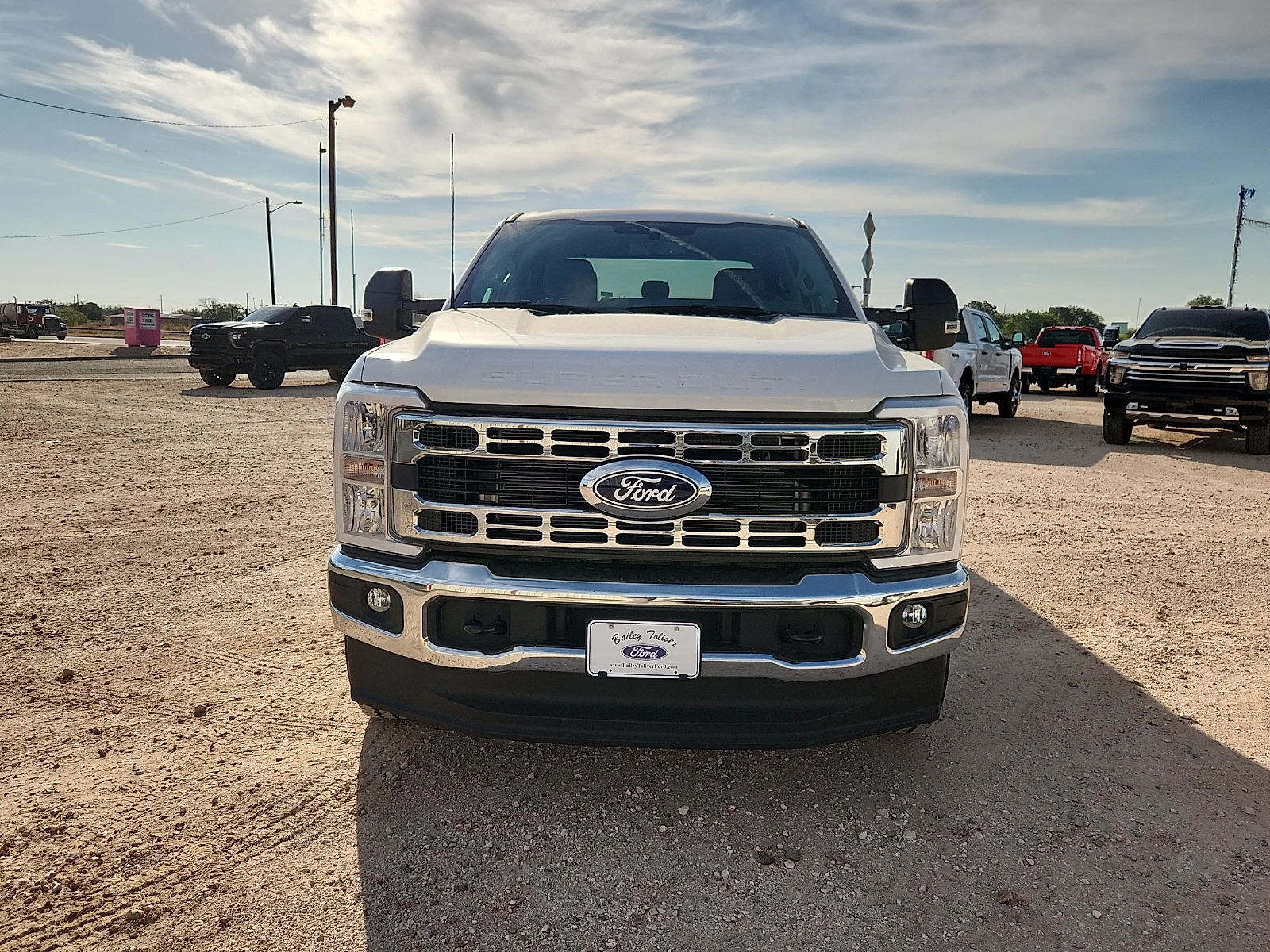 New 2027 Oxford White Ford XLT image 2
