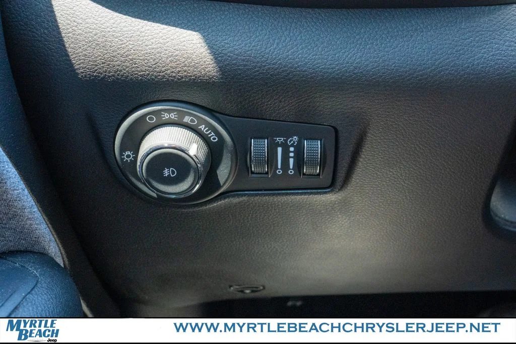 Used 2025 Diamond Black Crystal Pearlcoat Jeep Latitude image 29