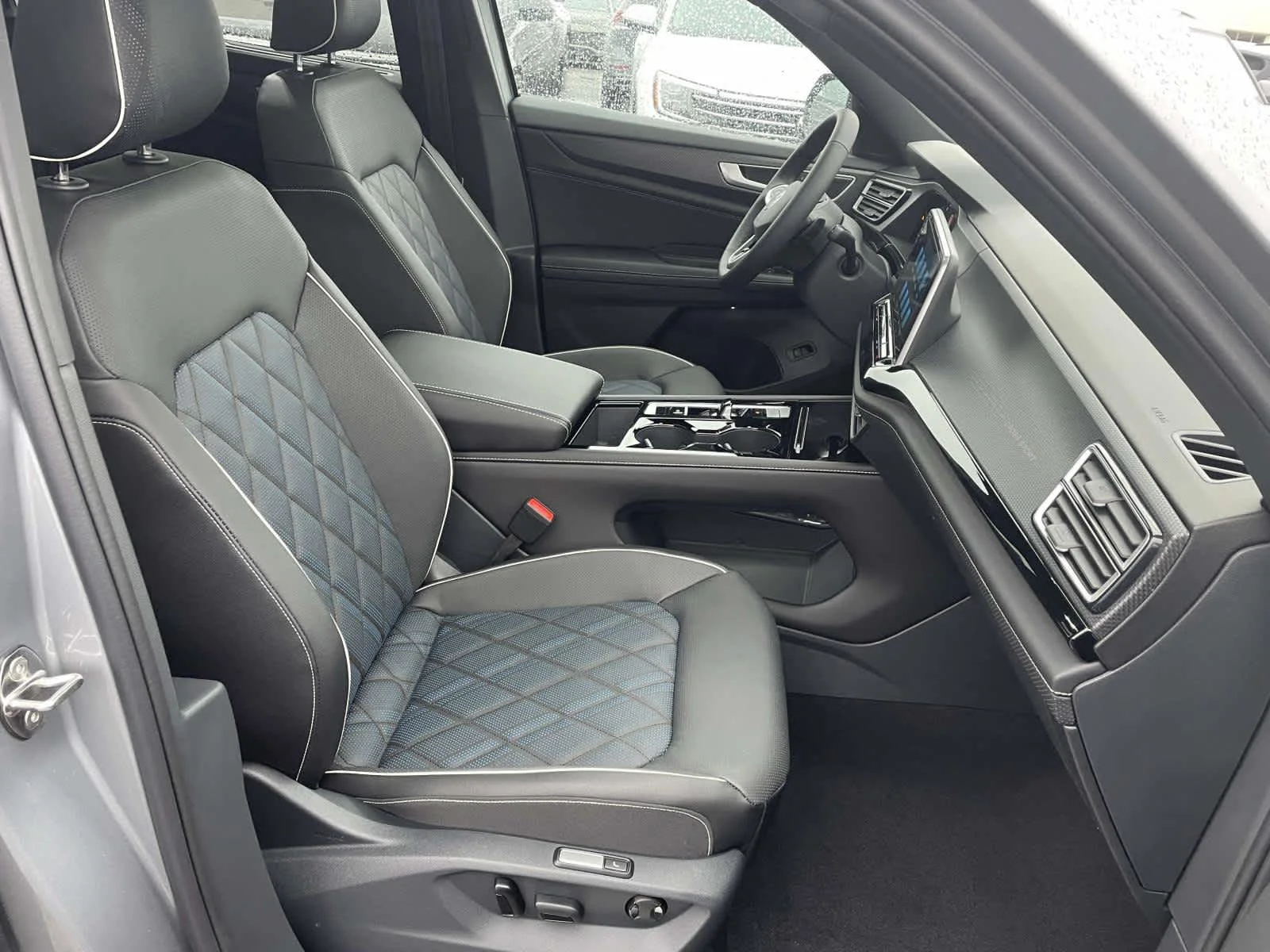 New 2026 Q3Q3/Silver Volkswagen 2.0T SEL Premium R-Line image 20