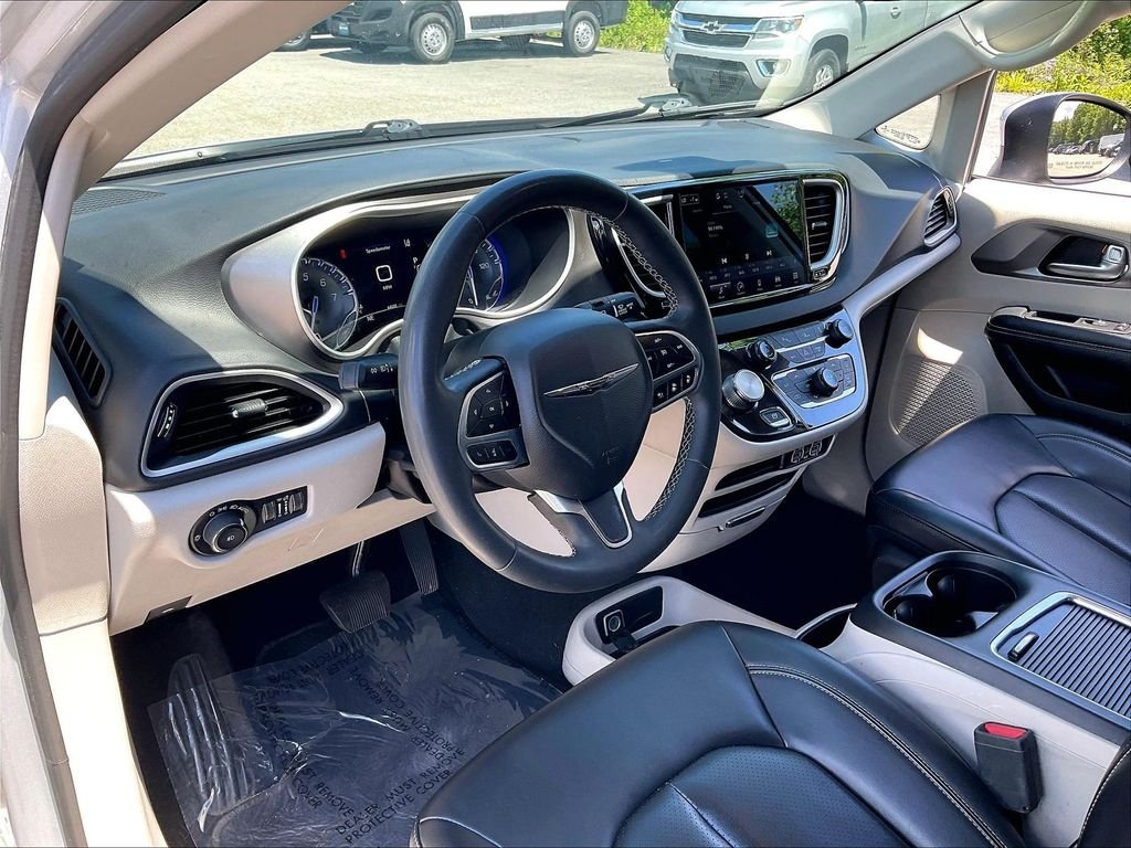 Used 2023 Silver Mist Clearcoat Chrysler Touring L image 8