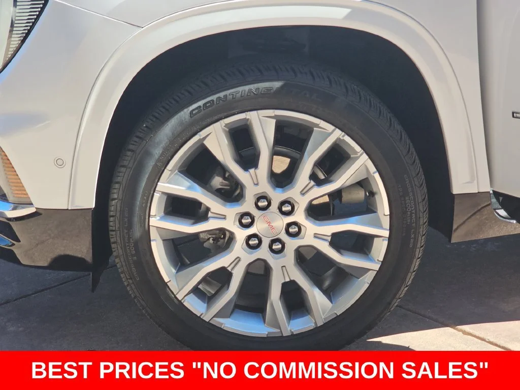 Used 2024 White Frost Tricoat GMC Denali image 38