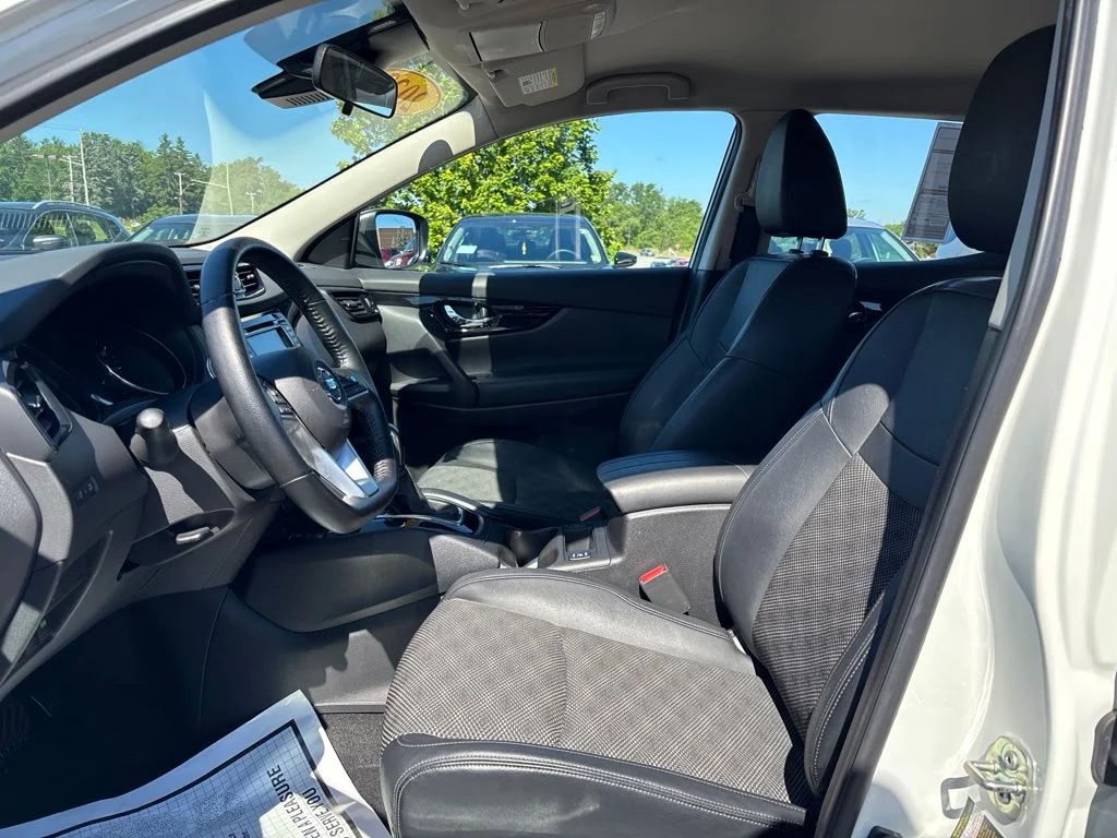 Used 2022 White Nissan SV image 18