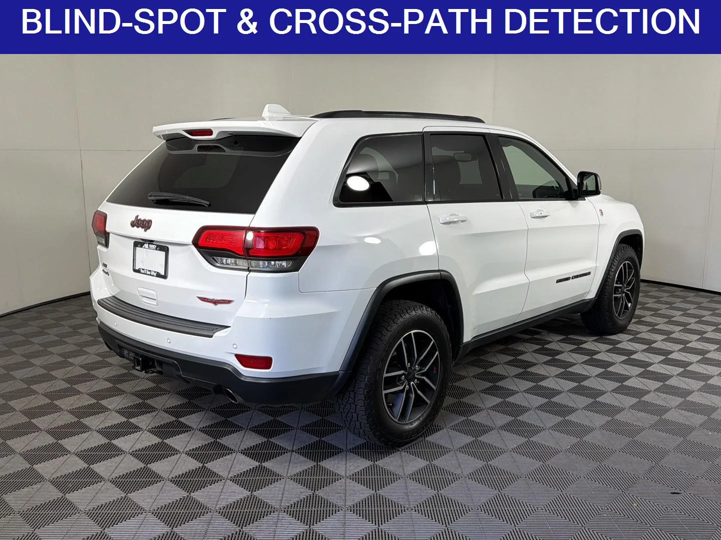 Used 2019 Bright White Clearcoat Jeep Trailhawk image 5