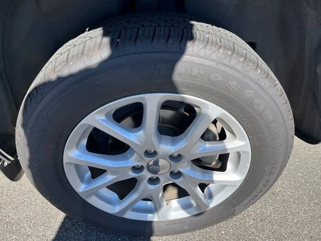 Used 2015 Granite Crystal Metallic Clearcoat Jeep Latitude image 14