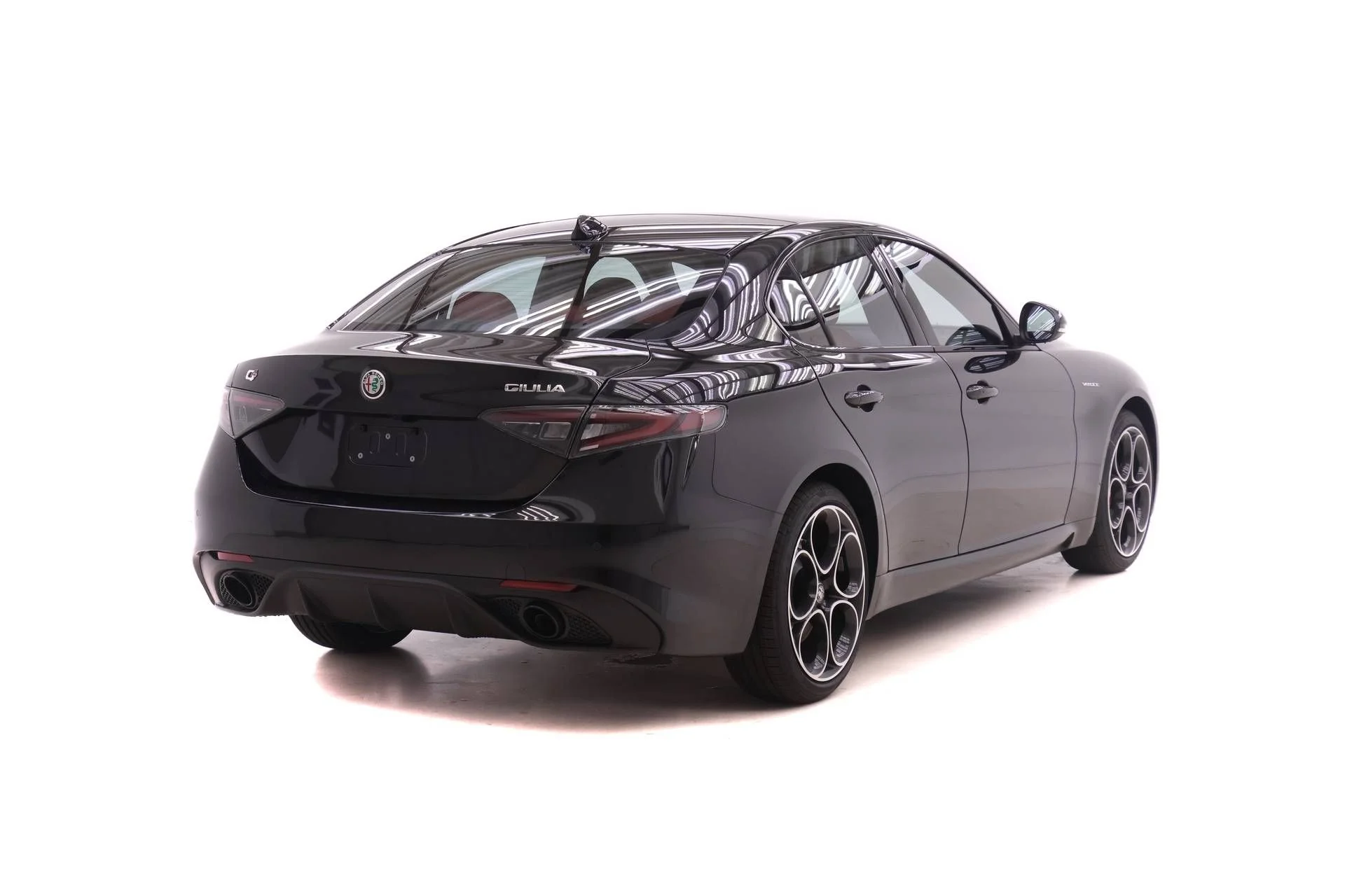 New 2026 Vulcano Black Metallic Exterior Paint Alfa Romeo Base image 4