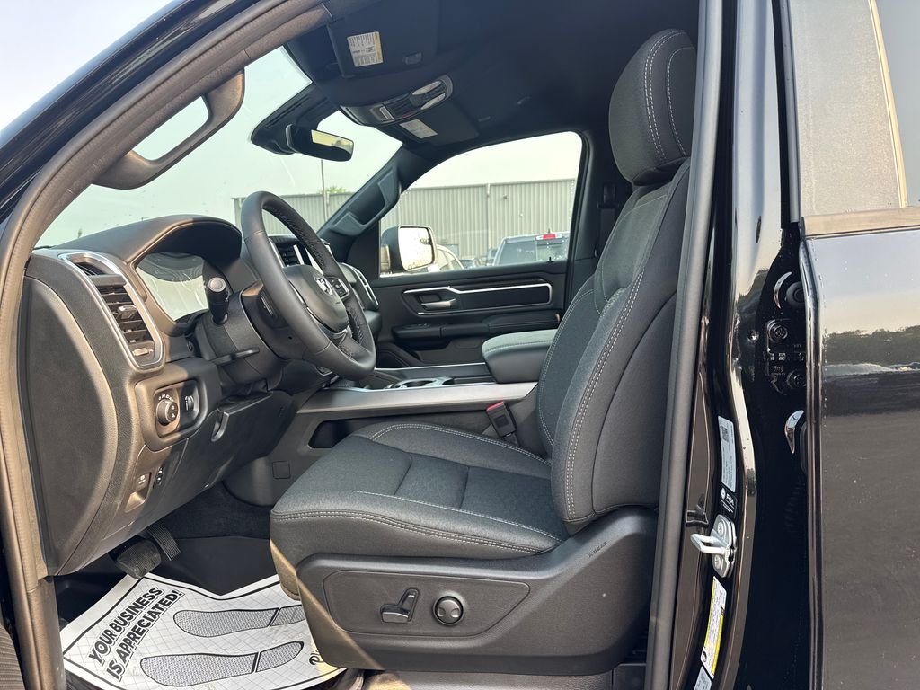 New 2026 Diamond Black Crystal Pearl-Coat Exterior Paint RAM Big Horn/Lone Star image 10