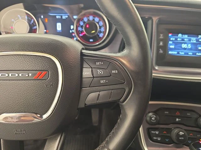 Used 2015 Pitch Black Clearcoat Dodge SXT image 25