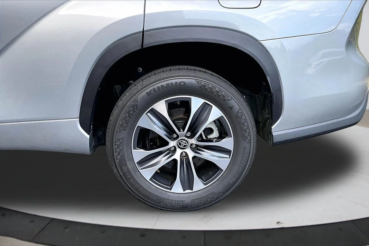 Certified Used 2021 Silver Toyota XLE image 34