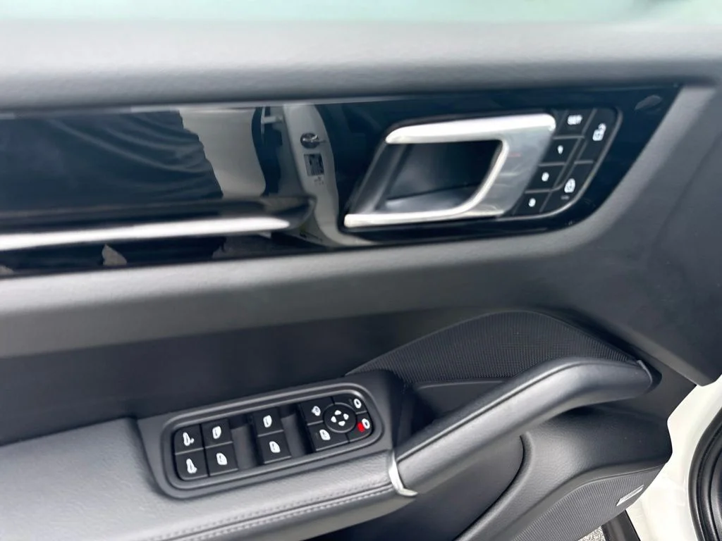 Used 2023  Porsche Base image 20