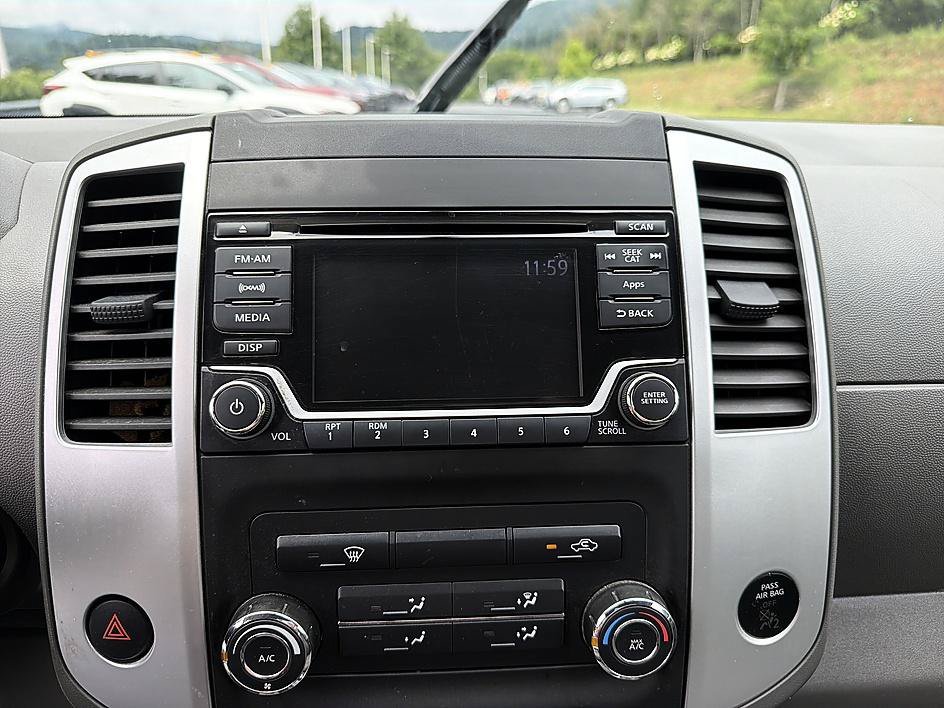 Used 2016 Arctic Blue Nissan SV image 15