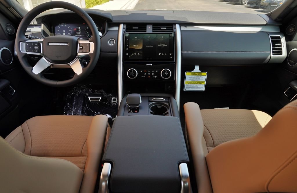 New 2026 Carpathian Grey Land Rover Dynamic SE image 9