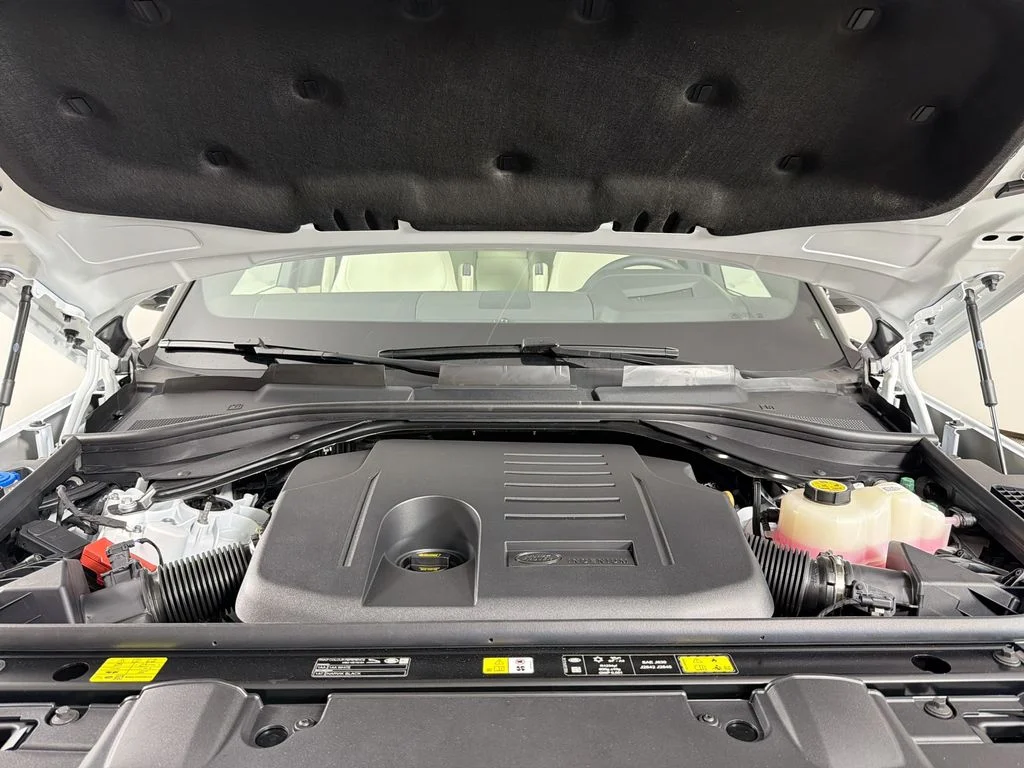 New 2026 Fuji White Land Rover SE image 32