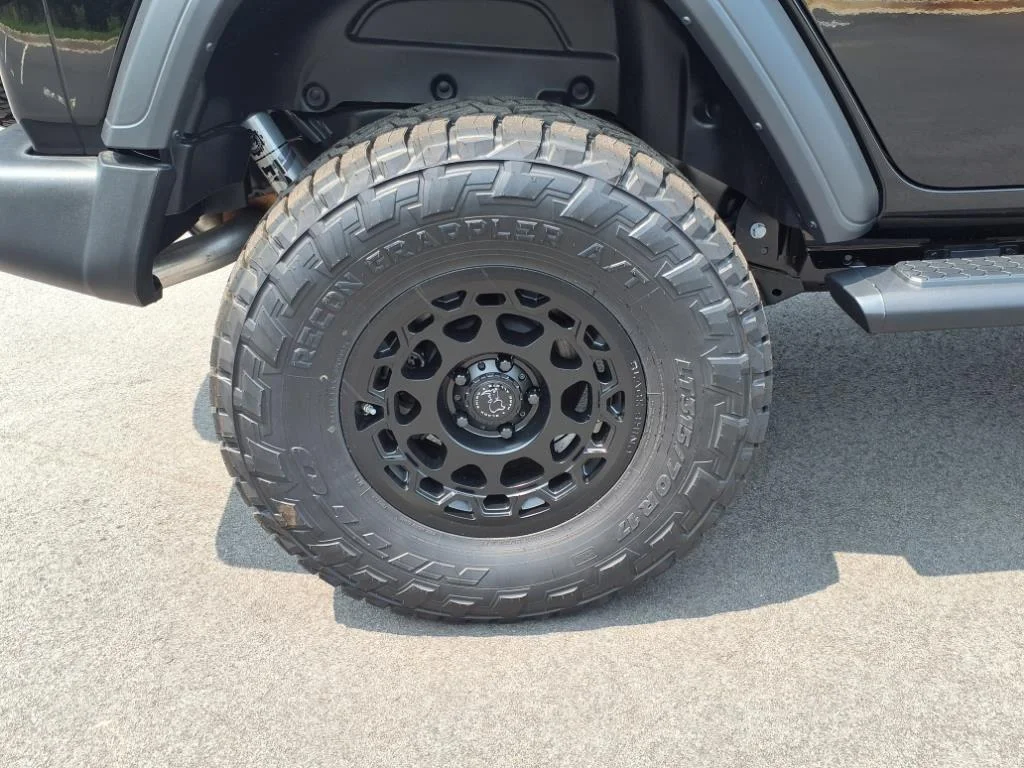 Used 2025 Black Clearcoat Jeep Sport S image 21