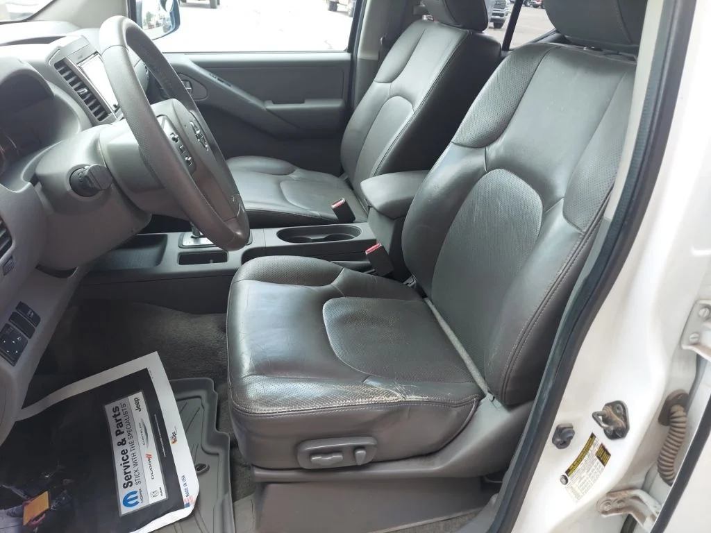 Used 2011 White Nissan SL image 19