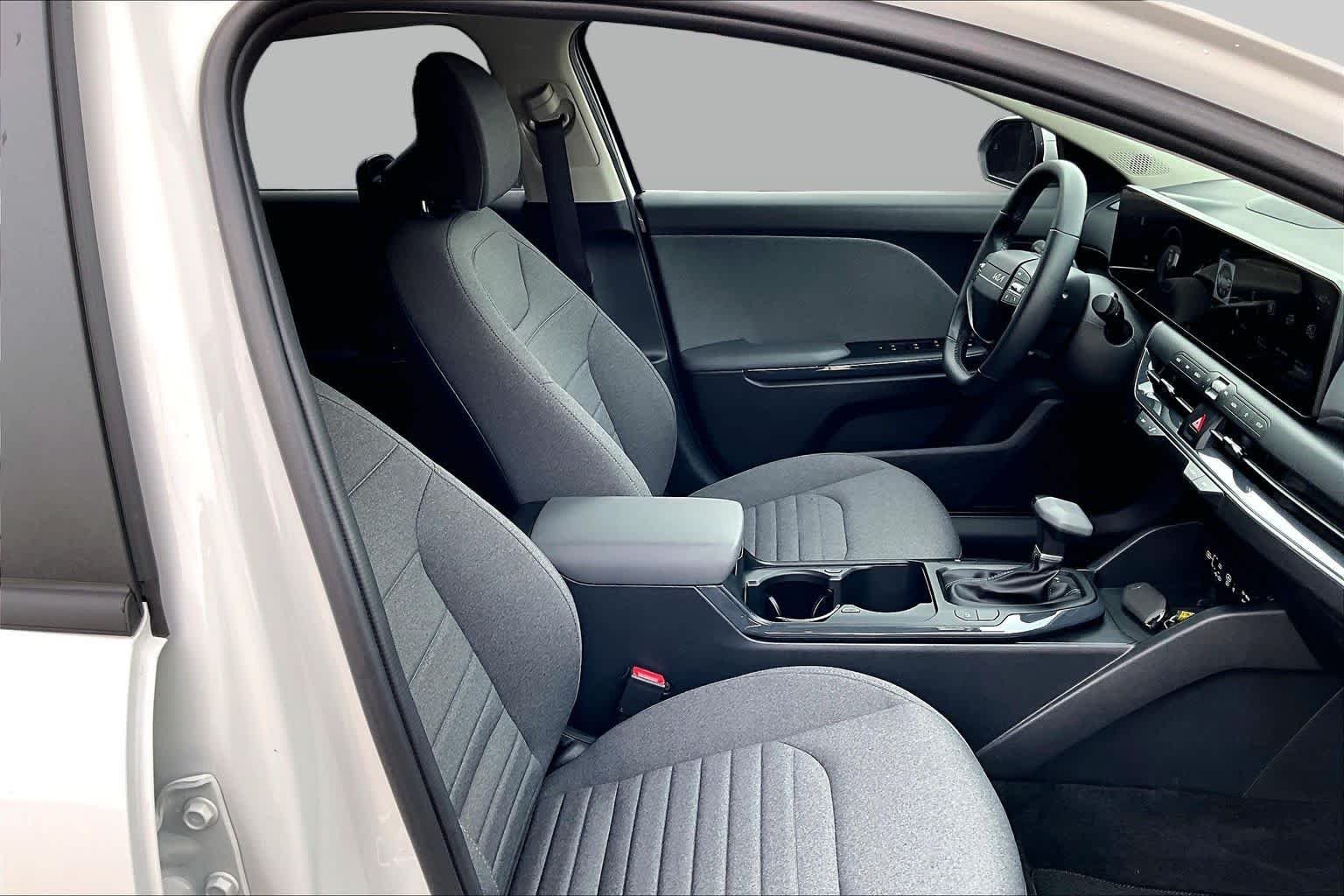 Used 2025 Snow White Pearl Kia EX image 11