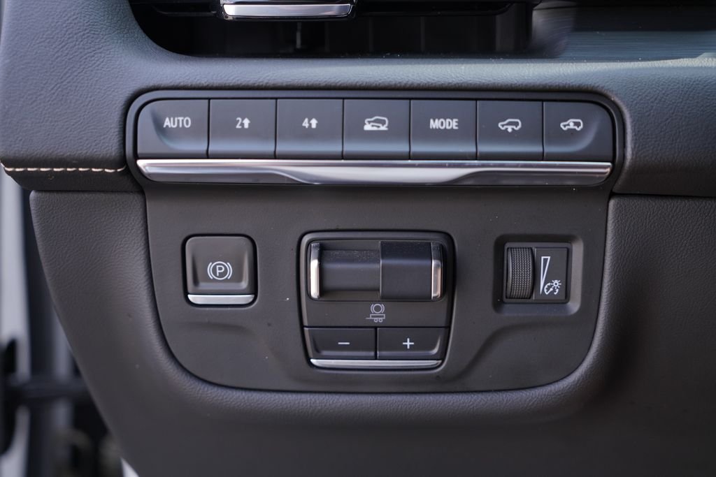 Used 2021 White Cadillac Sport image 20
