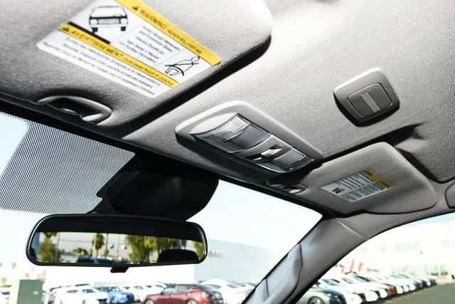 Used 2022 White Nissan S image 31
