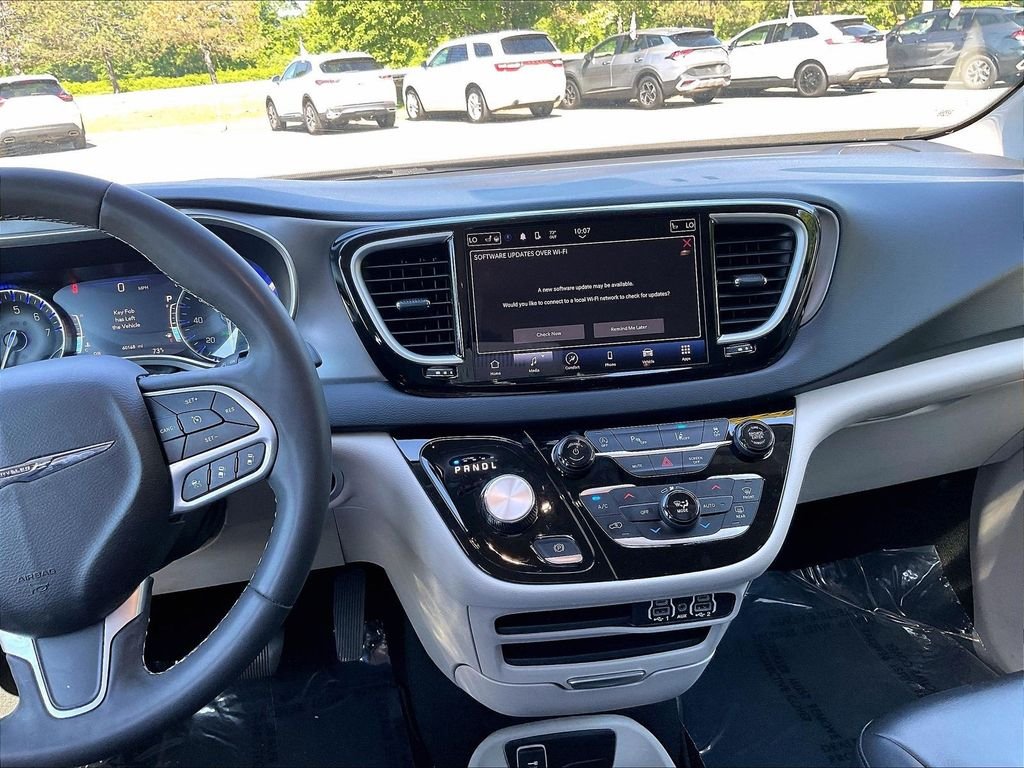 Used 2023 Black Chrysler Touring L image 19