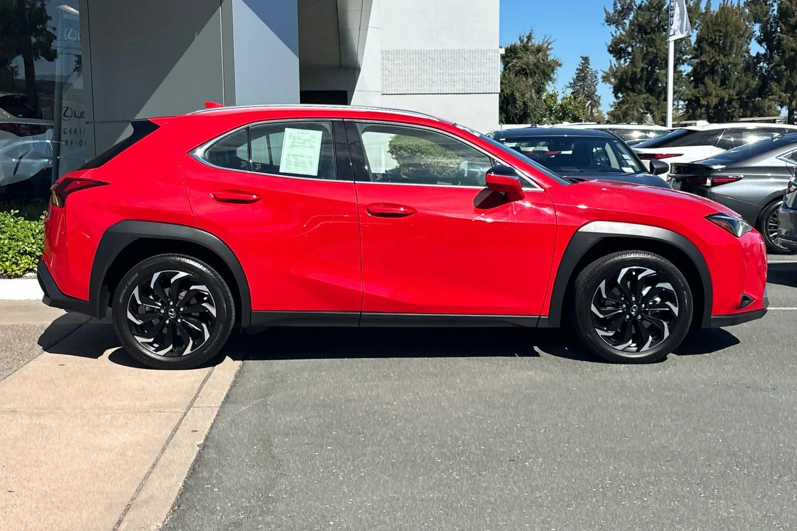 2025 Lexus UX Hybrid 300h - Photo 3