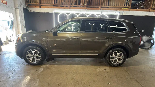 Used 2022 Green Kia EX image 2