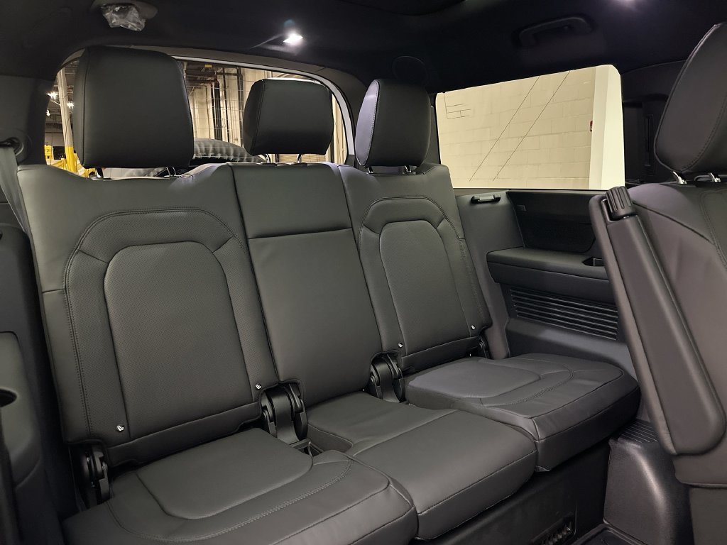 New 2026 Fuji White Land Rover X-Dynamic SE image 8
