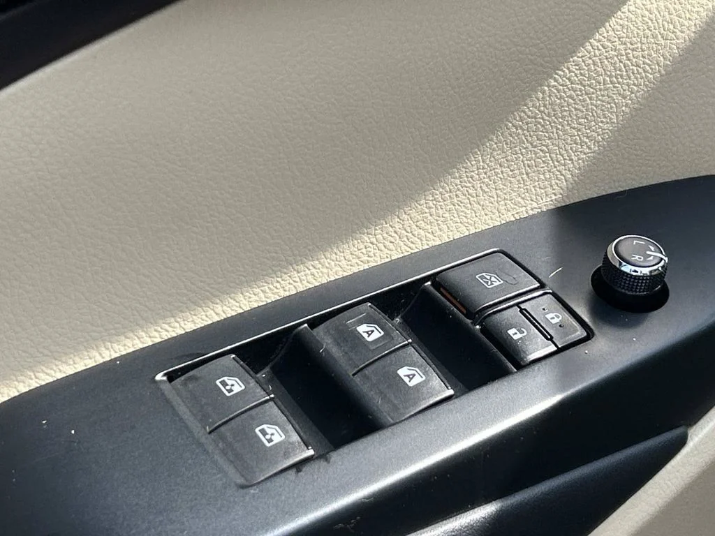 Used 2016 White Toyota XLE V6 image 22