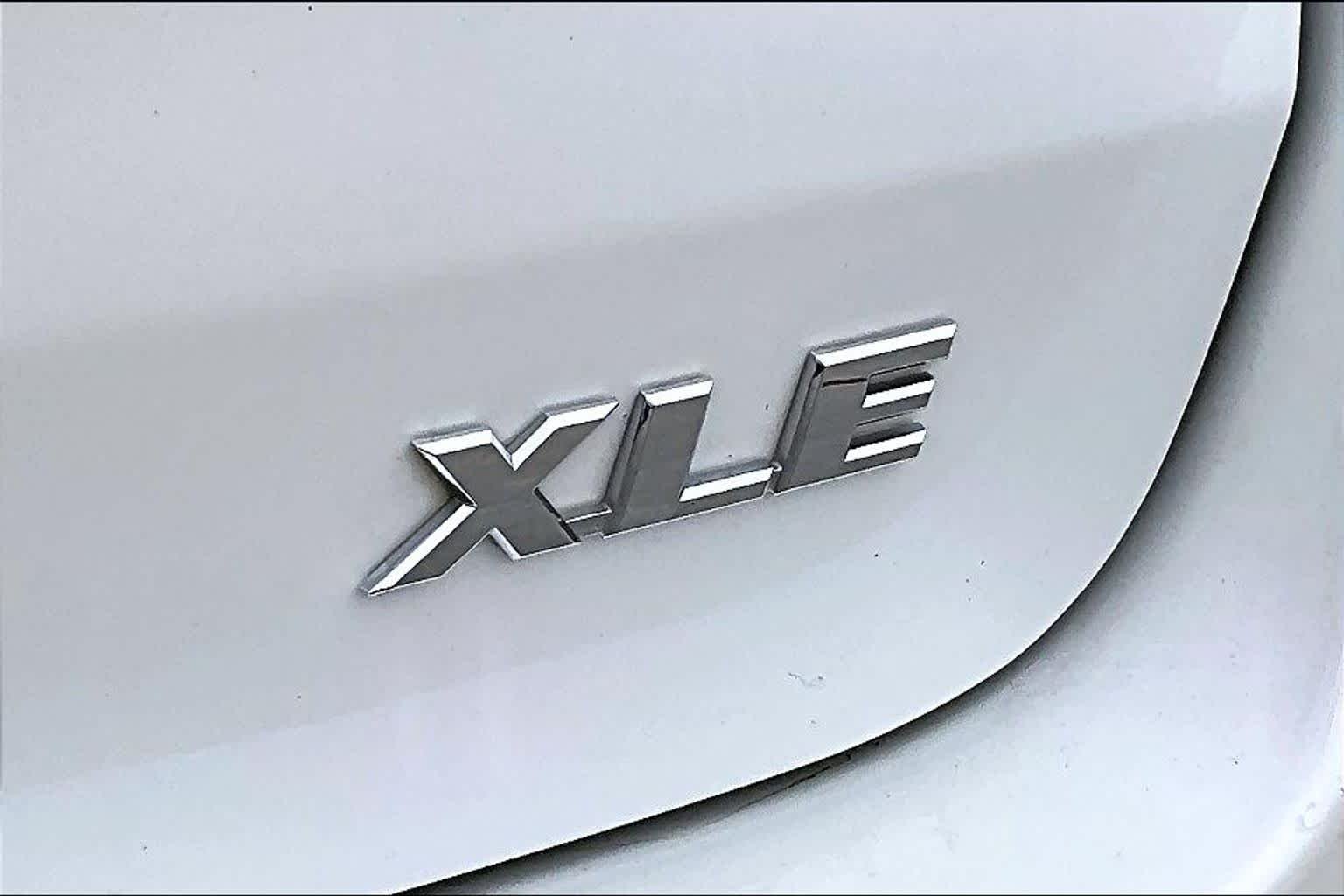 Used 2014 Blizzard Pearl Toyota XLE image 10