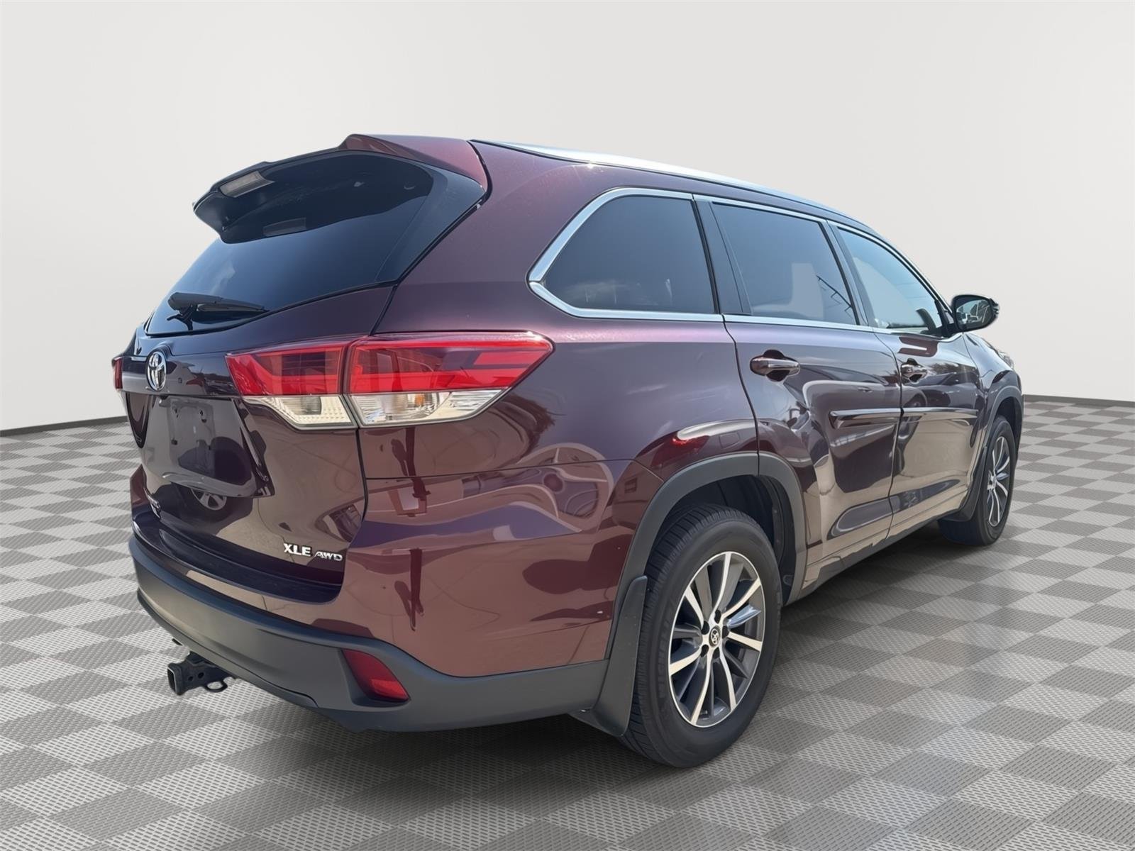Certified Used 2018 Ooh La La Rouge Mica Toyota XLE image 4