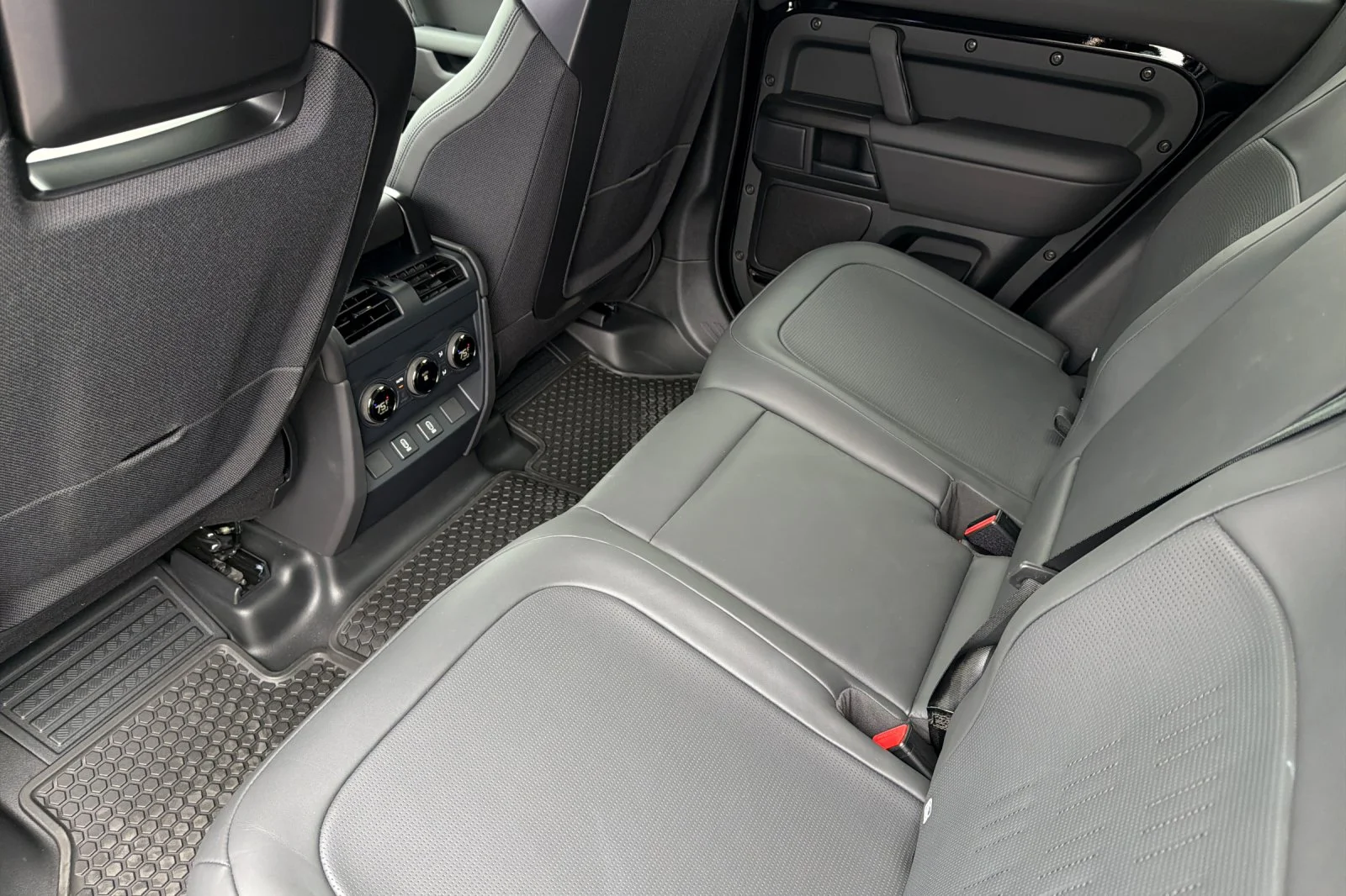 2026 Land Rover Defender OCTA Black - Photo 12