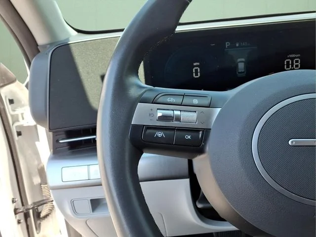 Used 2025 White Hyundai SEL image 23