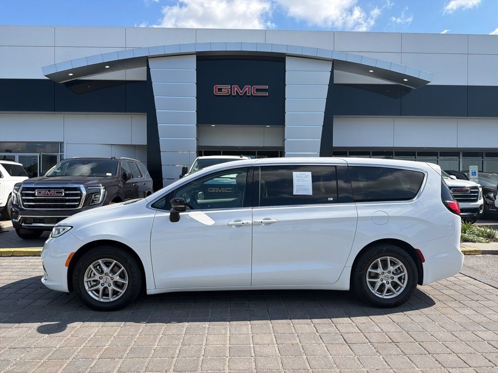 2024 Chrysler Pacifica Touring L's photo