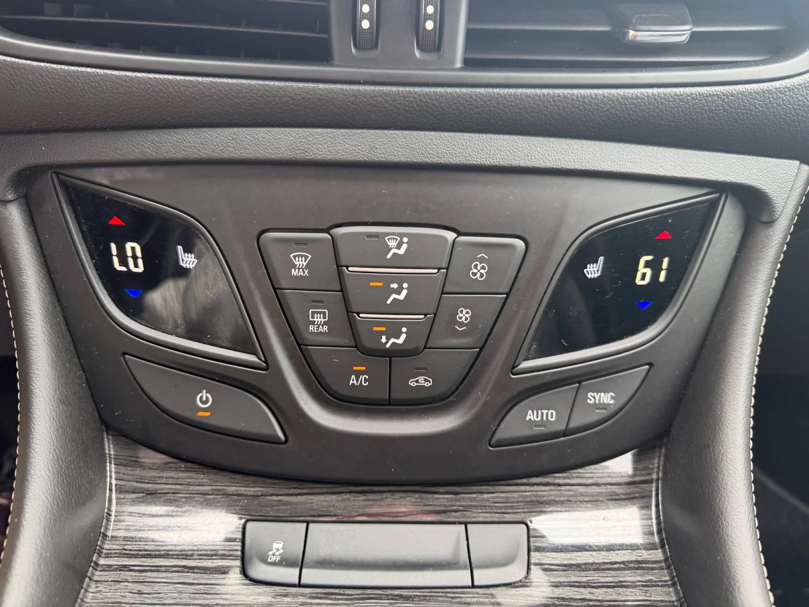 Used 2017 Summit White Buick Essence image 21