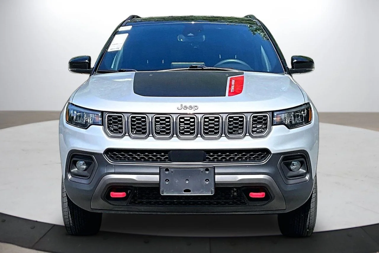 Used 2024 Silver Jeep Trailhawk image 3