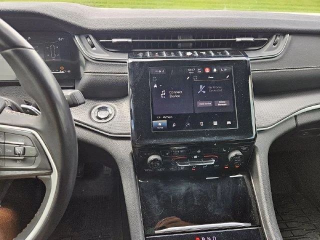 Used 2024 White Jeep Altitude image 17