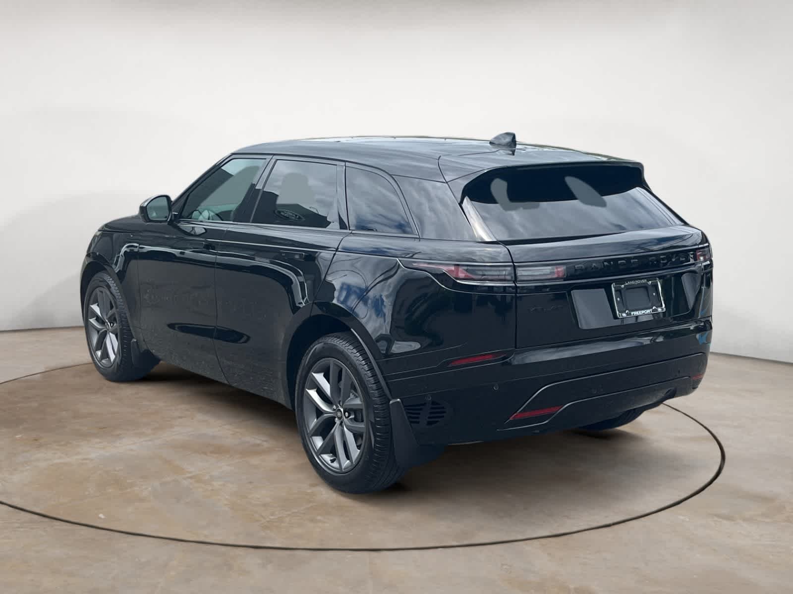 Used 2026 Santorini Black Metallic Land Rover Dynamic SE image 3