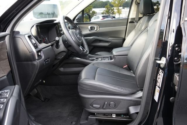 Used 2022 Black Kia EX image 21