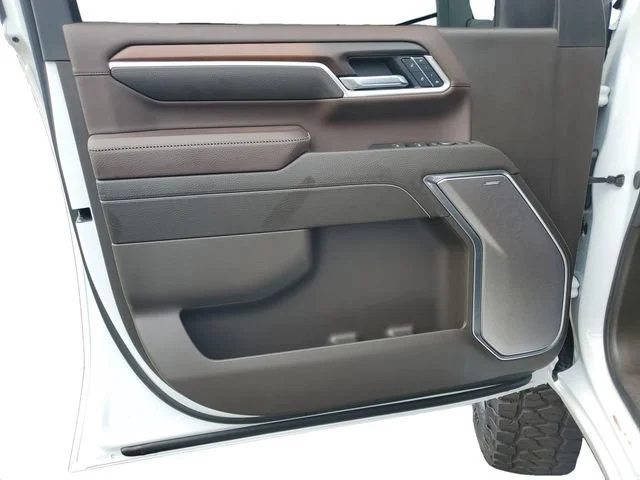 Used 2025 White Frost Tricoat GMC Denali image 9
