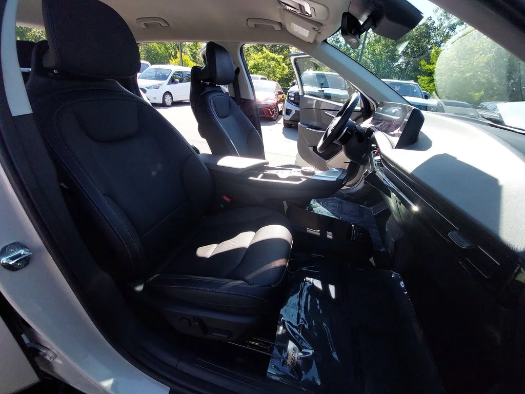 Used 2023 White Kia Wind image 10