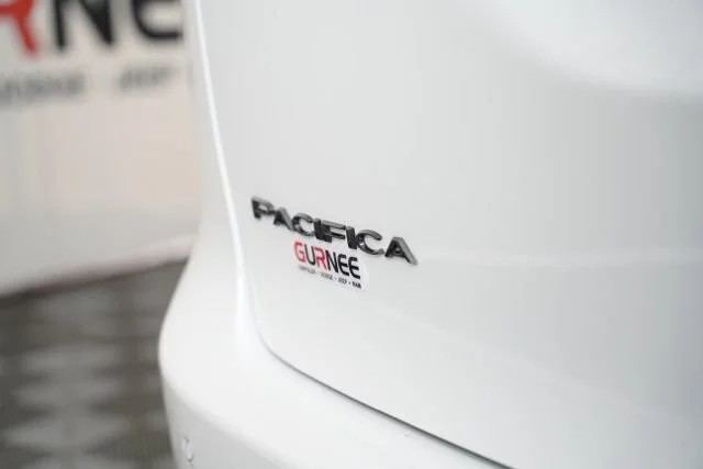 New 2026 Bright White Clear-Coat Exterior Paint Chrysler Select image 38